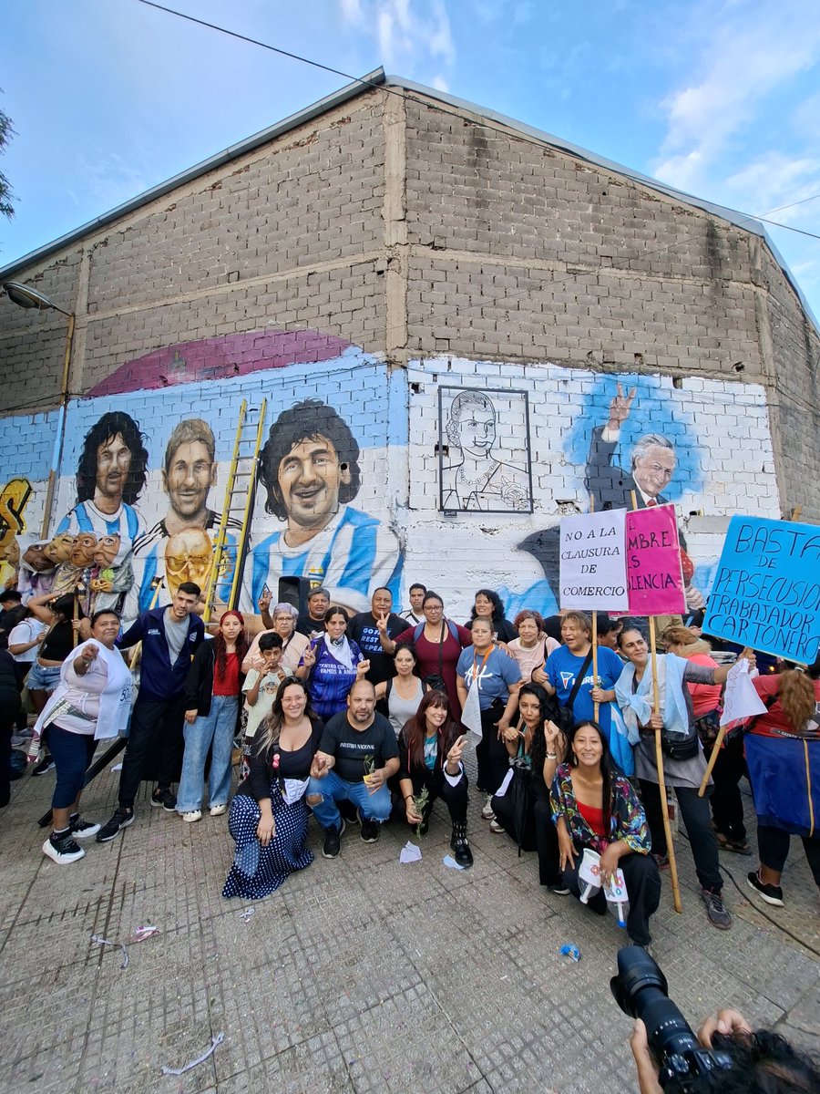 ptpcaba's tweet photo. A 50 años del golpe recordando a los compañeros desaparecidos del barrio padre Carlos Mugica de Retiro se realizo la marcha de antorchas. 
Frente a la violencia de una gobierno que cierra comercios, el acceso a las calles y no deja que los vecinos trabajen cuando el hambre golpea https://t.co/iLasGx1y8x