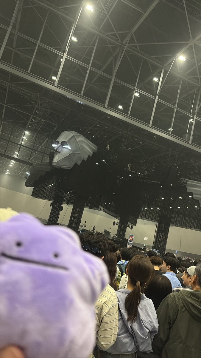 identity_roy's tweet photo. #KingGnuCENTRALTour2026
大阪1:30初の戦いこれにて終了！！！

まーじで命揺らし切ったし会場の熱気エグすぎて雨降りそうで傘必要かと思った。

グッズ欲望のままに買ってお財布の底みえてきたし、ピンバッジ不服だけど色んな人と交換できたのいい思い出！
次は横浜追加公演楽しむぞぉぉおおお👊 https://t.co/L6455TFDH3