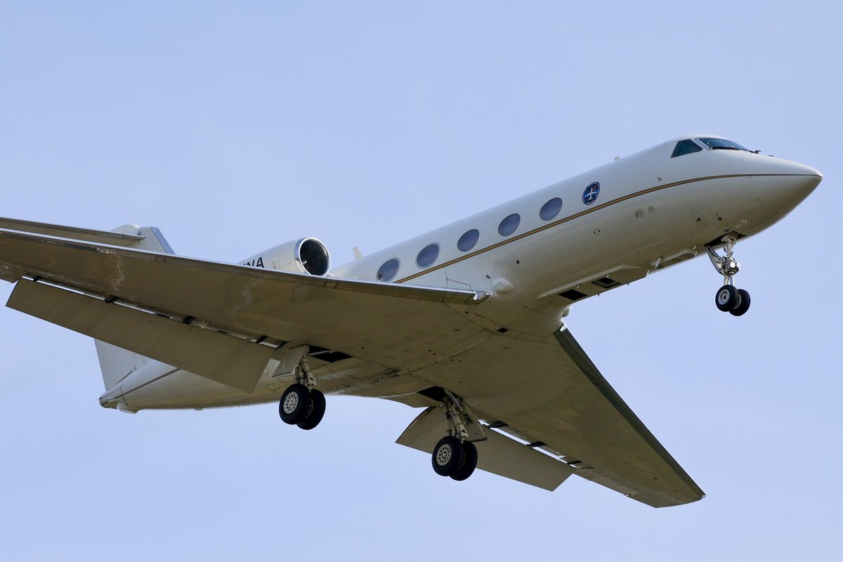 A6O6d's tweet image. やっと飛んでる状態のNASAガルフとキングエアを撮れました📸
DASは今日が観測最終日！数週間にわたる観測作業お疲れ様でした🫡
 #静岡空港 #NASA #DAS #N520NA #JA8824 @NASA