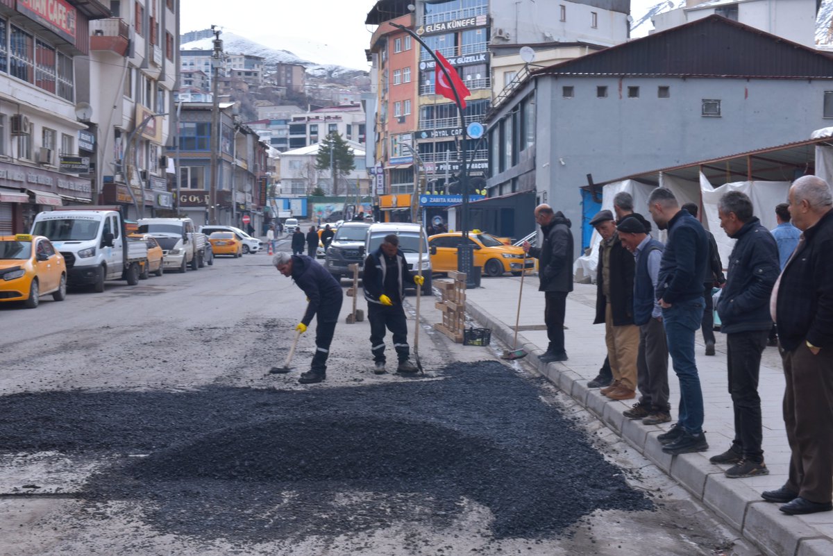 HakkariOzelidar's tweet photo. 📍Hakkari’de Bozulan Yollar Sıcak Asfaltla Onarılıyor

Hakkari’de çetin geçen kış mevsiminin ardından çarşı merkezi ile cadde ve sokaklarda hasar gören yollar için yama ve onarım çalışmaları başlatıldı.

Hakkari Belediyesi ile Hakkari İl Özel İdaresi koordinasyonunda yürütülen çalışmalar kapsamında, öncelikle çarşı merkezi başta olmak üzere cadde ve sokaklarda tahrip olan yollar asfalt yama yöntemiyle onarılıyor.

Gerçekleştirilen çalışmalarla vatandaşlara daha konforlu ve güvenli bir ulaşım imkânı sunulması hedefleniyor.

Hakkari İl Özel İdaresi tarafından Depin mevkiinde kurulan asfalt plent tesisinde üretilen sıcak asfalt, il merkezine bağlı mahalle ve köy yollarında kullanılıyor. Üretilen asfalt, belediye ekipleri tarafından çarşı merkezi başta olmak üzere cadde ve sokaklardaki bozuk yollarda değerlendirilerek onarım çalışmalarında kullanılıyor.

Çalışmalarla ilgili açıklama yapan Hakkari Vali Yardımcısı/İl Özel İdaresi Genel Sekreteri ve Belediye Başkan Yardımcısı Vekili @cuneytzor, İl Özel İdaresi tarafından üretilen sıcak asfalt sayesinde yolların daha konforlu hale getirildiğini belirtti.

Zor, “Merkeze bağlı mahalle ve köylerde kış şartları nedeniyle bozulan yolları onaracağız. Ayrıca planladığımız mahalle ve köy yollarında da asfalt çalışmalarını gerçekleştireceğiz.” dedi.

Cüneyt Zor, 2026 yılı boyunca planlanan program doğrultusunda yol bakım, onarım ve asfalt çalışmalarının aralıksız şekilde devam edeceğini ifade etti.