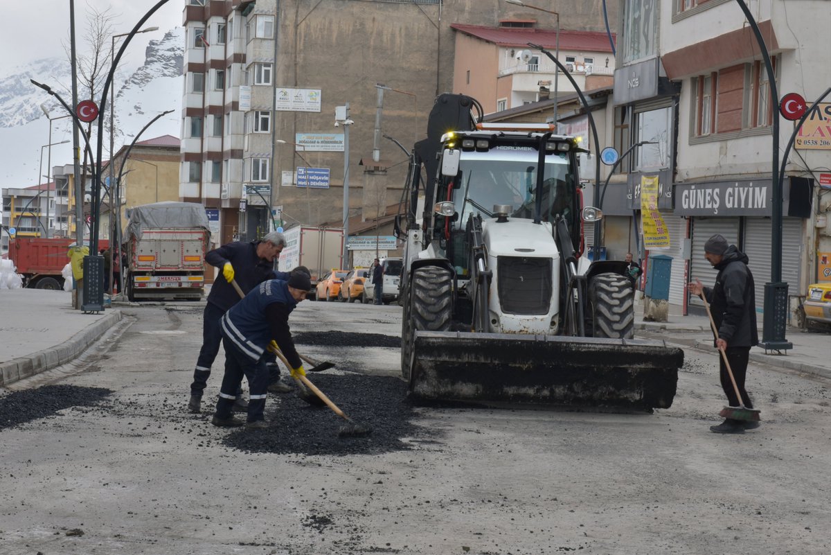 HakkariOzelidar's tweet photo. 📍Hakkari’de Bozulan Yollar Sıcak Asfaltla Onarılıyor

Hakkari’de çetin geçen kış mevsiminin ardından çarşı merkezi ile cadde ve sokaklarda hasar gören yollar için yama ve onarım çalışmaları başlatıldı.

Hakkari Belediyesi ile Hakkari İl Özel İdaresi koordinasyonunda yürütülen çalışmalar kapsamında, öncelikle çarşı merkezi başta olmak üzere cadde ve sokaklarda tahrip olan yollar asfalt yama yöntemiyle onarılıyor.

Gerçekleştirilen çalışmalarla vatandaşlara daha konforlu ve güvenli bir ulaşım imkânı sunulması hedefleniyor.

Hakkari İl Özel İdaresi tarafından Depin mevkiinde kurulan asfalt plent tesisinde üretilen sıcak asfalt, il merkezine bağlı mahalle ve köy yollarında kullanılıyor. Üretilen asfalt, belediye ekipleri tarafından çarşı merkezi başta olmak üzere cadde ve sokaklardaki bozuk yollarda değerlendirilerek onarım çalışmalarında kullanılıyor.

Çalışmalarla ilgili açıklama yapan Hakkari Vali Yardımcısı/İl Özel İdaresi Genel Sekreteri ve Belediye Başkan Yardımcısı Vekili @cuneytzor, İl Özel İdaresi tarafından üretilen sıcak asfalt sayesinde yolların daha konforlu hale getirildiğini belirtti.

Zor, “Merkeze bağlı mahalle ve köylerde kış şartları nedeniyle bozulan yolları onaracağız. Ayrıca planladığımız mahalle ve köy yollarında da asfalt çalışmalarını gerçekleştireceğiz.” dedi.

Cüneyt Zor, 2026 yılı boyunca planlanan program doğrultusunda yol bakım, onarım ve asfalt çalışmalarının aralıksız şekilde devam edeceğini ifade etti.