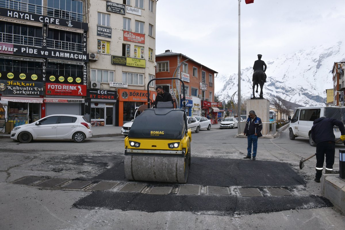 HakkariOzelidar's tweet photo. 📍Hakkari’de Bozulan Yollar Sıcak Asfaltla Onarılıyor

Hakkari’de çetin geçen kış mevsiminin ardından çarşı merkezi ile cadde ve sokaklarda hasar gören yollar için yama ve onarım çalışmaları başlatıldı.

Hakkari Belediyesi ile Hakkari İl Özel İdaresi koordinasyonunda yürütülen çalışmalar kapsamında, öncelikle çarşı merkezi başta olmak üzere cadde ve sokaklarda tahrip olan yollar asfalt yama yöntemiyle onarılıyor.

Gerçekleştirilen çalışmalarla vatandaşlara daha konforlu ve güvenli bir ulaşım imkânı sunulması hedefleniyor.

Hakkari İl Özel İdaresi tarafından Depin mevkiinde kurulan asfalt plent tesisinde üretilen sıcak asfalt, il merkezine bağlı mahalle ve köy yollarında kullanılıyor. Üretilen asfalt, belediye ekipleri tarafından çarşı merkezi başta olmak üzere cadde ve sokaklardaki bozuk yollarda değerlendirilerek onarım çalışmalarında kullanılıyor.

Çalışmalarla ilgili açıklama yapan Hakkari Vali Yardımcısı/İl Özel İdaresi Genel Sekreteri ve Belediye Başkan Yardımcısı Vekili @cuneytzor, İl Özel İdaresi tarafından üretilen sıcak asfalt sayesinde yolların daha konforlu hale getirildiğini belirtti.

Zor, “Merkeze bağlı mahalle ve köylerde kış şartları nedeniyle bozulan yolları onaracağız. Ayrıca planladığımız mahalle ve köy yollarında da asfalt çalışmalarını gerçekleştireceğiz.” dedi.

Cüneyt Zor, 2026 yılı boyunca planlanan program doğrultusunda yol bakım, onarım ve asfalt çalışmalarının aralıksız şekilde devam edeceğini ifade etti.