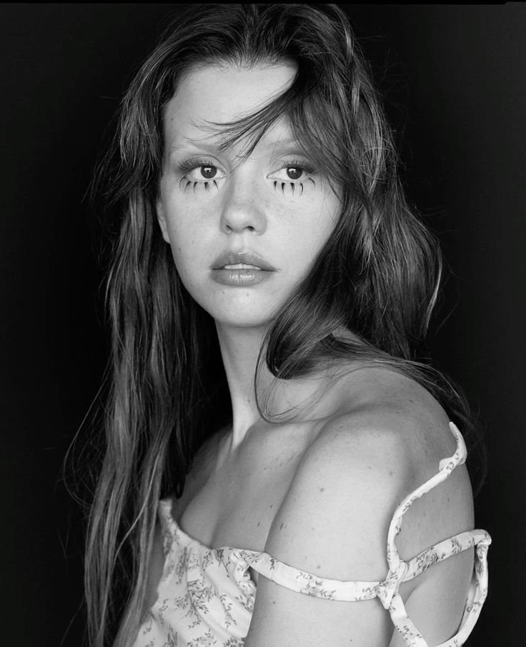 mia goth for w magazine, enero 2025