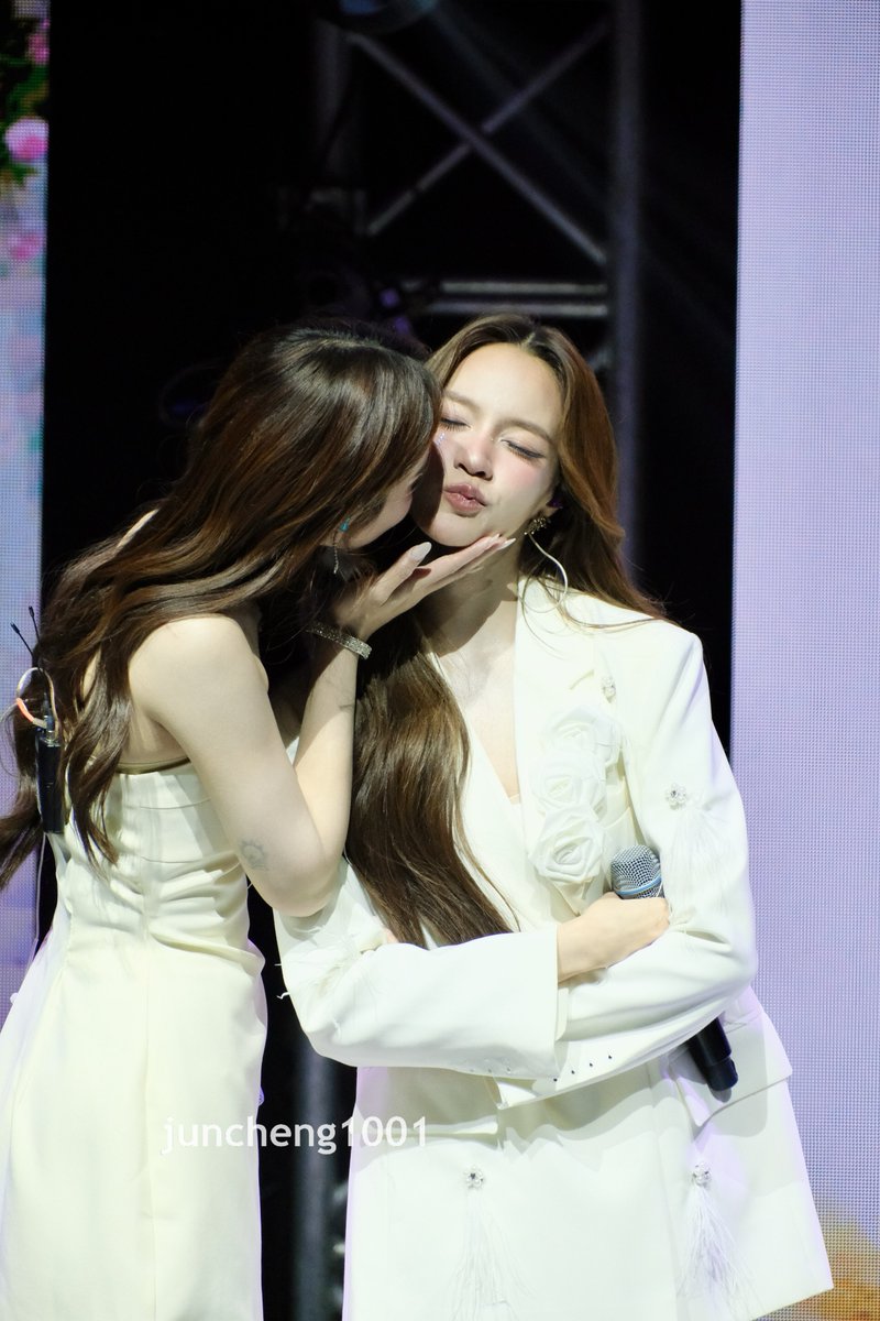 juncheng1001's tweet photo. 💋 

#TKNur1stFMinManila #TKNur #TKPhinyanech #nurdesoraya https://t.co/UY9cGHsOZw