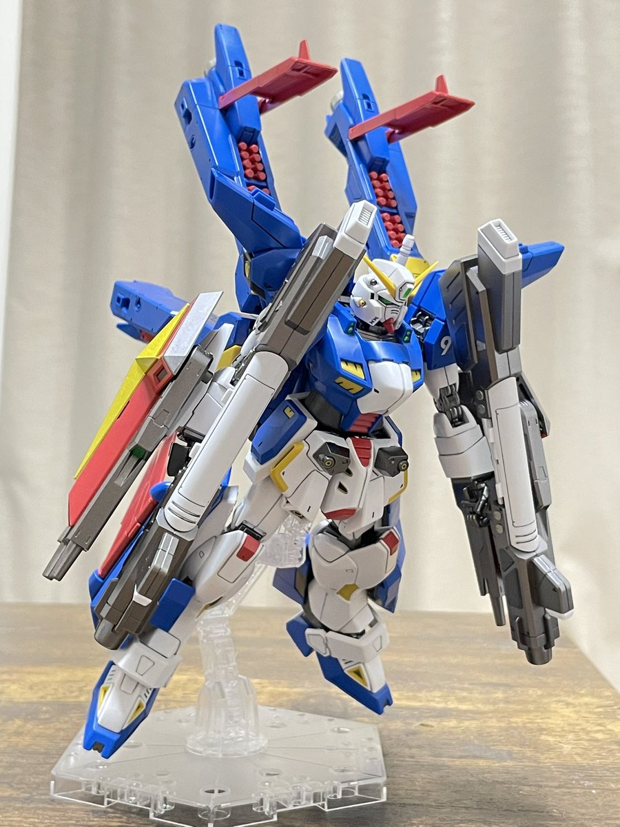 hiro_ro2022's tweet photo. MGF90IIIYクラスターガンダム+ミッションパックX完成しました〜！

塗装した箇所はグレーのパーツをメタリックにし、黄色のパーツは一部ゴールドに、シールでの再現だった手足の▽部分です！

あとは成形色のままです✨

＃ガンプラ
＃MGクラスターガンダム https://t.co/uaBScyAhmU
