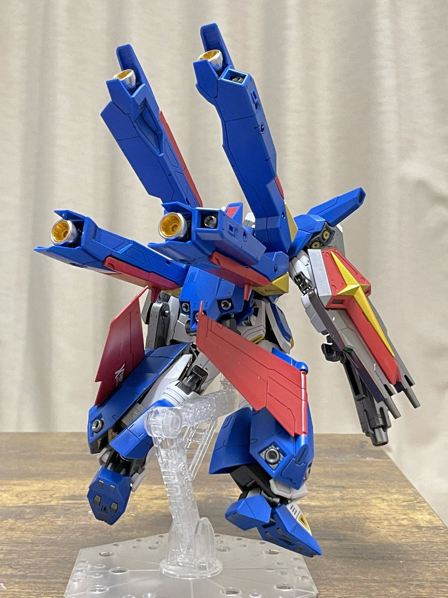 hiro_ro2022's tweet photo. MGF90IIIYクラスターガンダム+ミッションパックX完成しました〜！

塗装した箇所はグレーのパーツをメタリックにし、黄色のパーツは一部ゴールドに、シールでの再現だった手足の▽部分です！

あとは成形色のままです✨

＃ガンプラ
＃MGクラスターガンダム https://t.co/uaBScyAhmU