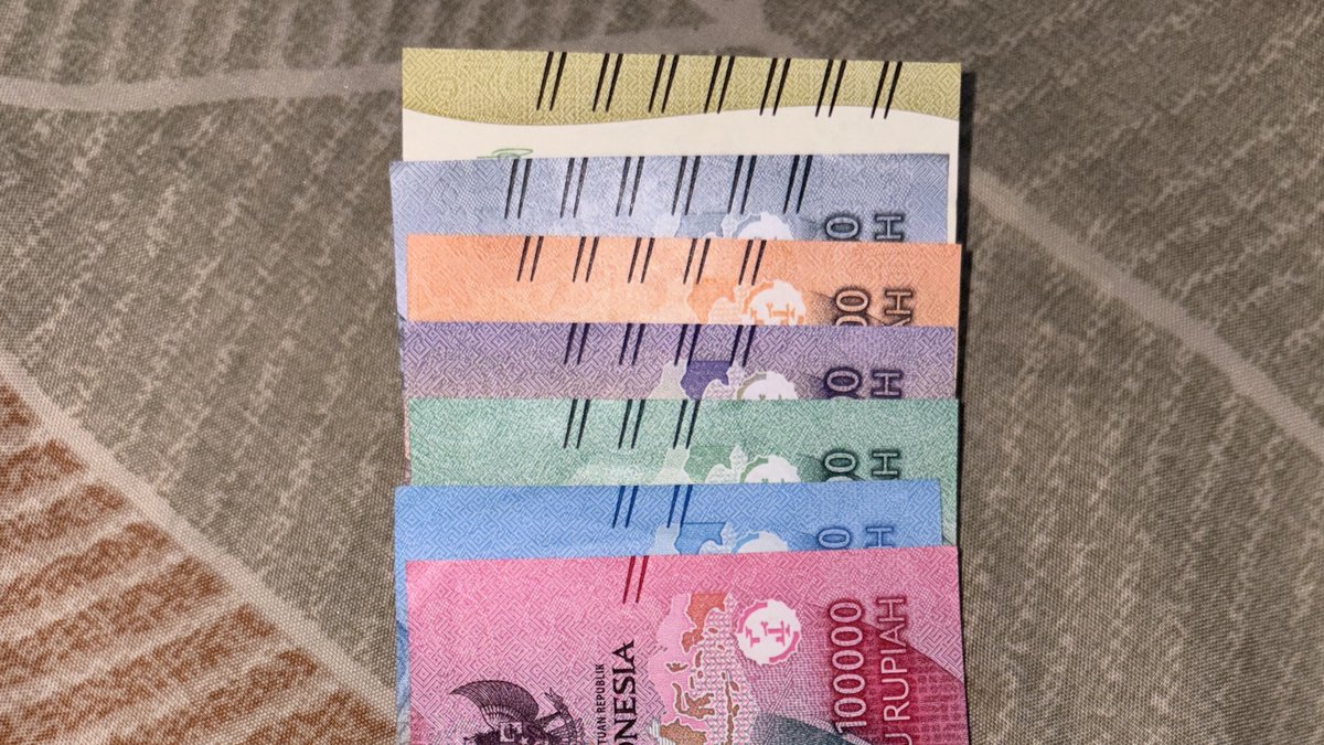 Seekor Lebah tweet media