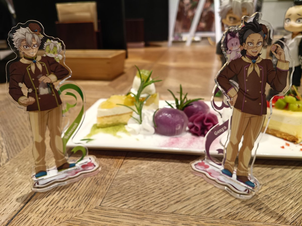 夜は夜で滑り込みで当たったティータイム。兄弟スイーツにありついたよ。
🍃🍉でおろそいのローズマリー刺さってるのが良くて着たかったら嬉しい。伊黒さんのコーヒーゼリーも美味しかった！！
デザートプレートのみっていうのもゆっくりできていいねえ