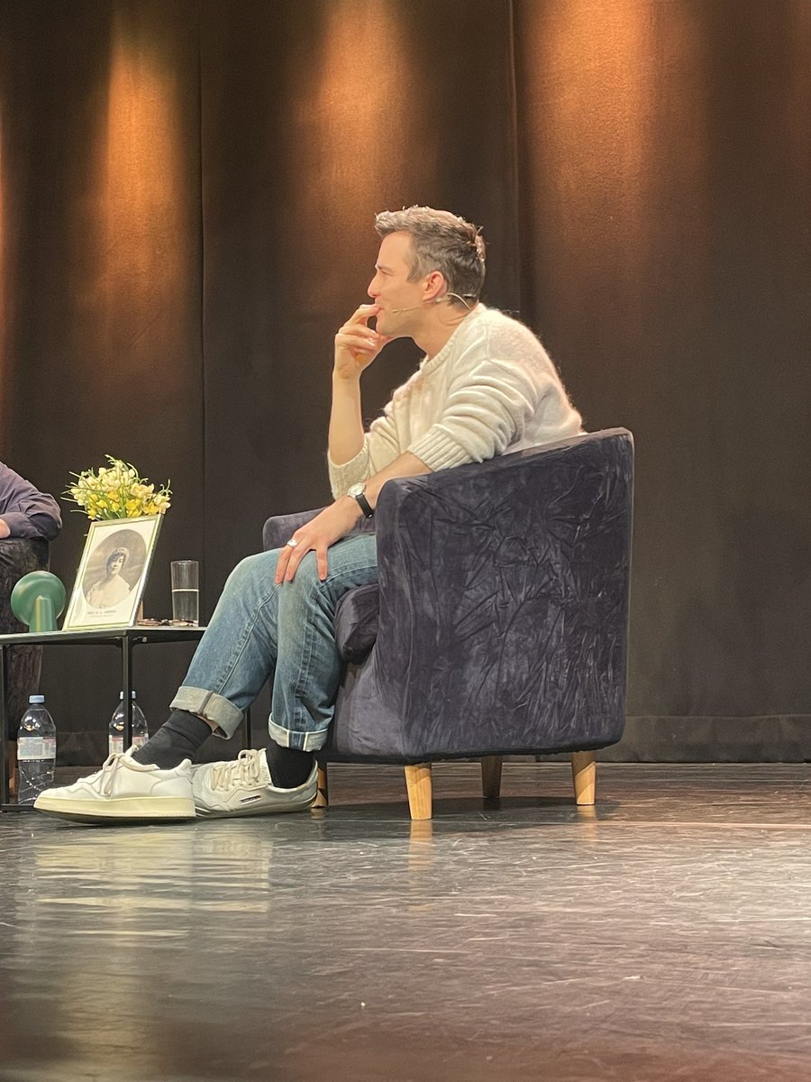 erikista's tweet image. Luke is wearing an AUTRY Medalist Low Sneakers!! 

autry-usa.com/en/man/sneaker…