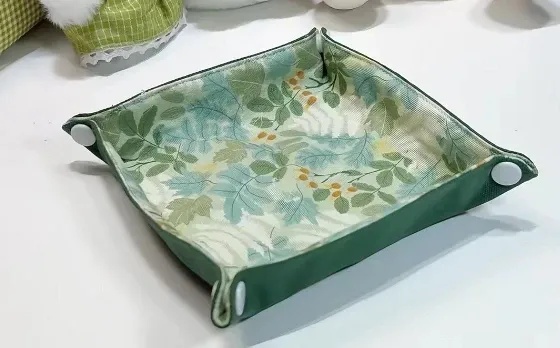 longancraft's tweet photo. 🥰 Make a cute, practical fabric storage tray with this easy guide!

✂️ Steps:
1️⃣ Attach batting to outer fabric
2️⃣ Sew outer fabric and lining
3️⃣ Turn right side out &amp; press
4️⃣ Add snaps/buttons/velcro to corners

👉 Full tutorial &amp; more DIY ideas:
https://t.co/nKvVtLWr81 https://t.co/Q4DvCLQNqD