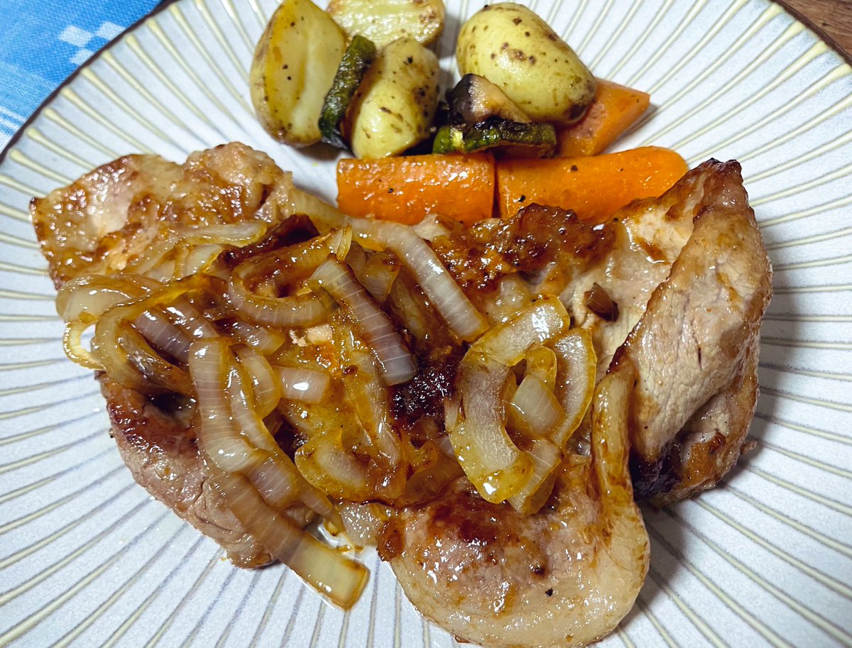 Tomo_Mrk3B01's tweet image. The main for #dinner must be high-calorie! However, I deserve to eat this dish tonight bcz I must’ve burnt more calories than the main has😋
Okay. Let’s eat and enjoy this Japanese pork ginger to my heart’s content!
#cookingathome 
#おうちごはん 
#twinglish 
#Twitter家庭料理
