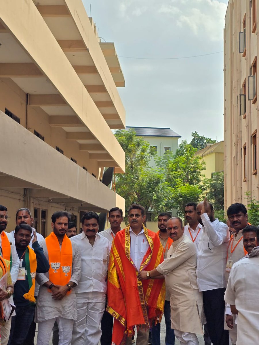 Raviyadav_bjp's tweet photo. మాతృ శ్రీ నగర్‌లో నిర్వహించిన దీన్ దయాళ్ ఉపాధ్యాయ ప్రశిక్షణా మహాభియాన్-2026 రెండవ రోజు శిబిరంలో చేవెళ్ల ఎంపీ కొండా విశ్వేశ్వర్ రెడ్డి గారితో కలిసి పాల్గొన్నారు.

#BJP #BJPTelangana #DeenDayalUpadhyaya #PrashikshanAbhiyan2026 #KondaVisweshwarReddy #ChevellaMP #ravikumaryadav https://t.co/rx9qq5jUrX