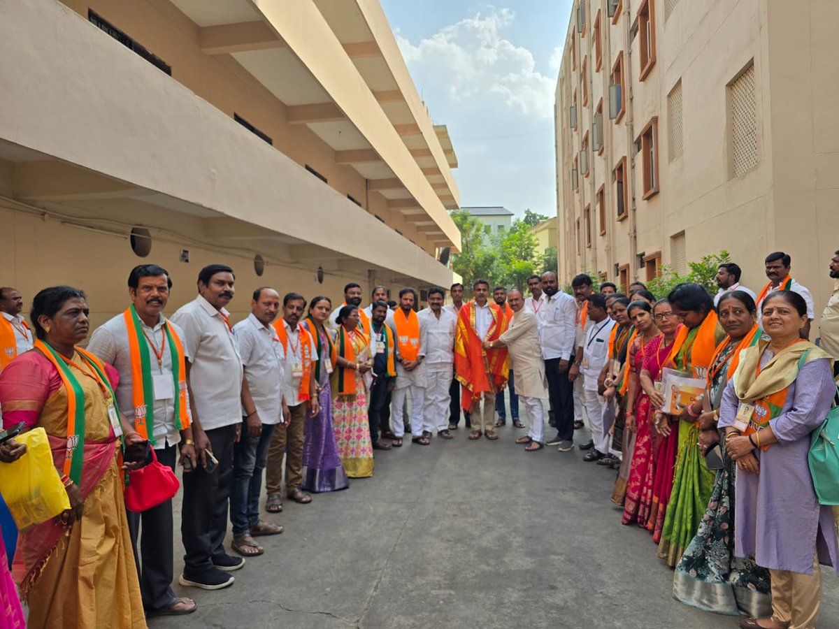 Raviyadav_bjp's tweet photo. మాతృ శ్రీ నగర్‌లో నిర్వహించిన దీన్ దయాళ్ ఉపాధ్యాయ ప్రశిక్షణా మహాభియాన్-2026 రెండవ రోజు శిబిరంలో చేవెళ్ల ఎంపీ కొండా విశ్వేశ్వర్ రెడ్డి గారితో కలిసి పాల్గొన్నారు.

#BJP #BJPTelangana #DeenDayalUpadhyaya #PrashikshanAbhiyan2026 #KondaVisweshwarReddy #ChevellaMP #ravikumaryadav https://t.co/rx9qq5jUrX
