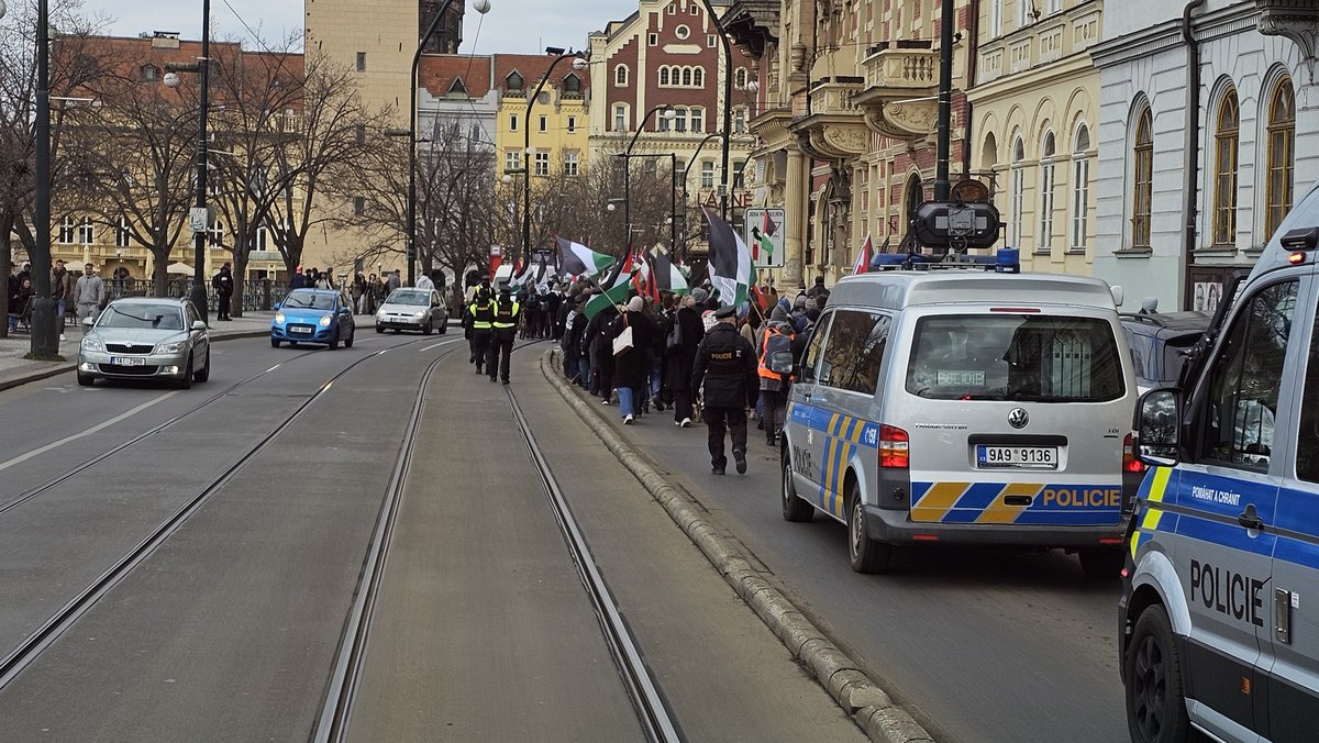 Dubový palec tweet media