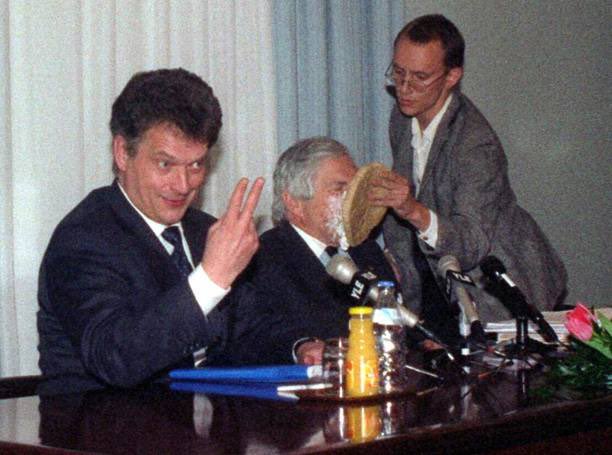 2001 Live tweet media