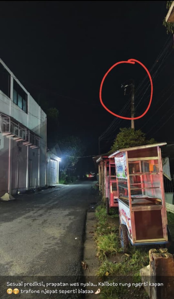 Refangga2298's tweet photo. @pln_123 Permasalahan yg selalu terulang, tanpa pernah ada solusi yg tepat. Trafo perempatan Kaliboto langganan NJEPAT! https://t.co/alPYZJkq4q