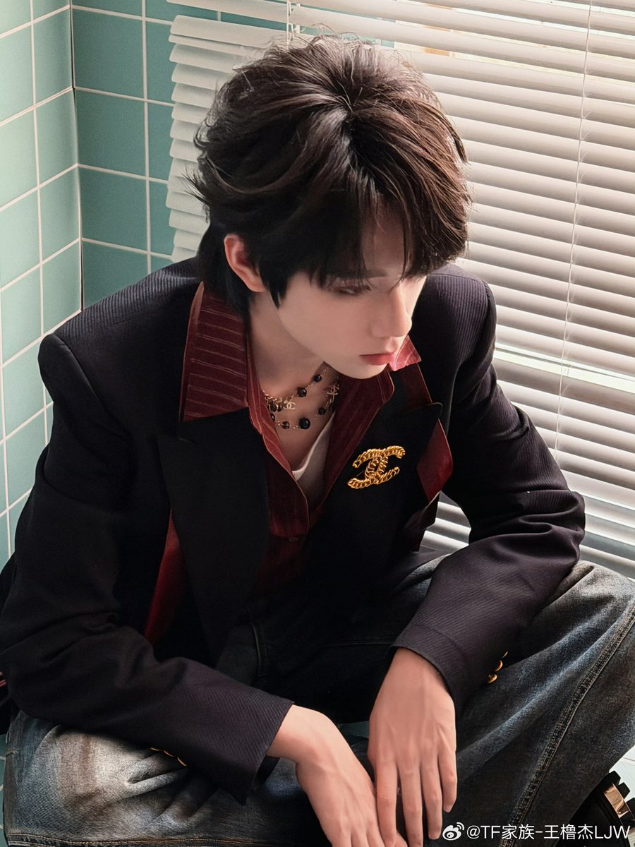 SpksLa24287's tweet photo. 老橹穿香奈鹅太骚包了吧我说 https://t.co/ktlDjhcBG2