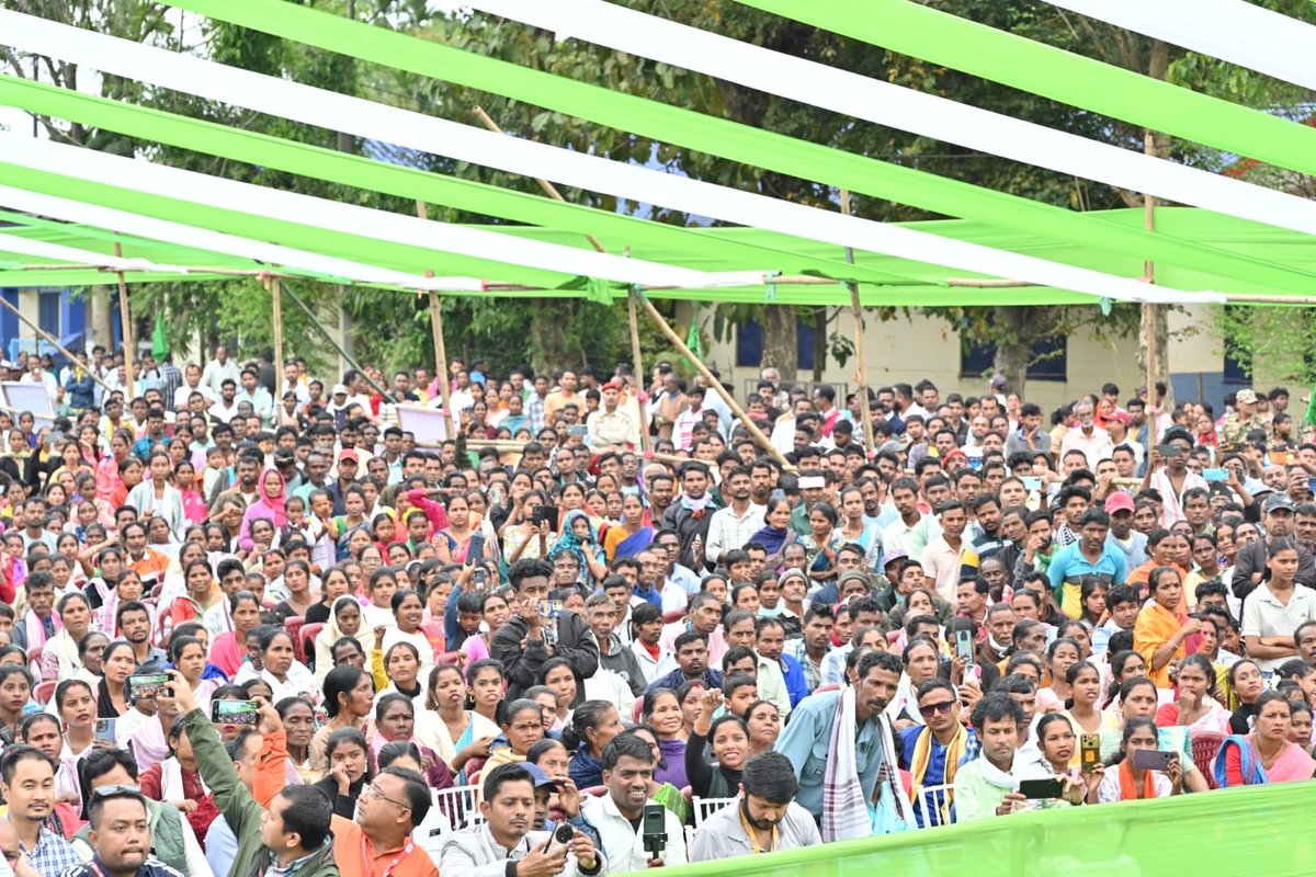 HemantSorenJMM's tweet photo. असम के सोनारी विधानसभा में असम की महान जनता को अब बदलाव चाहिए - ऐसा बदलाव जो सिर्फ़ वादों में नहीं, ज़मीनी हक़ीक़त में दिखे।

झारखंड की तरह यहाँ भी युवाओं को अवसर, मेहनतकशों को सम्मान और आदिवासी-स्थानीय समाज को उनका अधिकार मिलना चाहिए। विकास का मतलब केवल आंकड़े नहीं, बल्कि हर घर तक पहुँचती खुशहाली है।