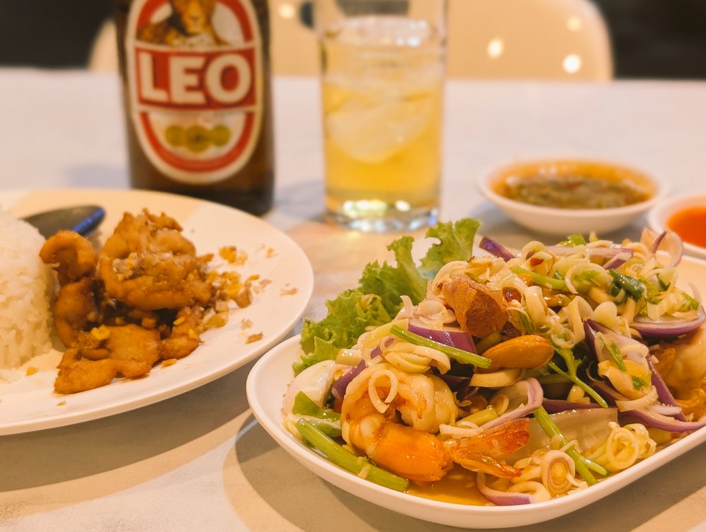 未だになんで白米とレモングラスが合うのかよく分からんけど毎回頼んでしまうヤムタクライ
今日は一発で発音通じた