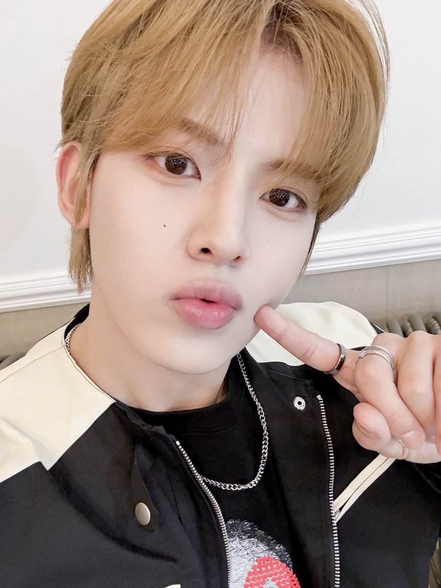 이닝이들~ 이번주 마지막 하루를 함께해서 진짜 좋았어요💖 우리랑 함께해줘서 고마워 오늘도 많이 사랑해🥰 

#InMinute #인어미닛
#WhoDoYouLove_INeedYou 
#JUNTAE #준태 #JAEJUN #재준 #HYUNYEOP #현엽