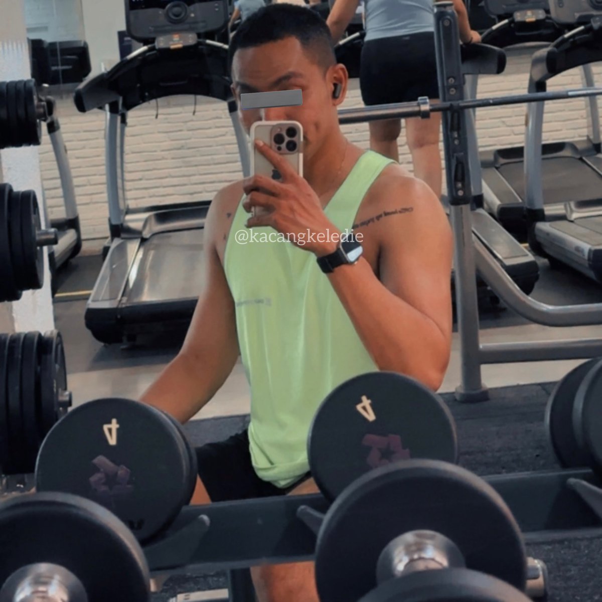 kacangkeledie's tweet image. same shirt.
different person.

terharu nemu foto ini karena lagi merasa "jelek" dan tiba2 nemu this foto lama jadi kembali bersyukur sudah membesar sedikit. when there's a will there's a way guyss 💚🩷