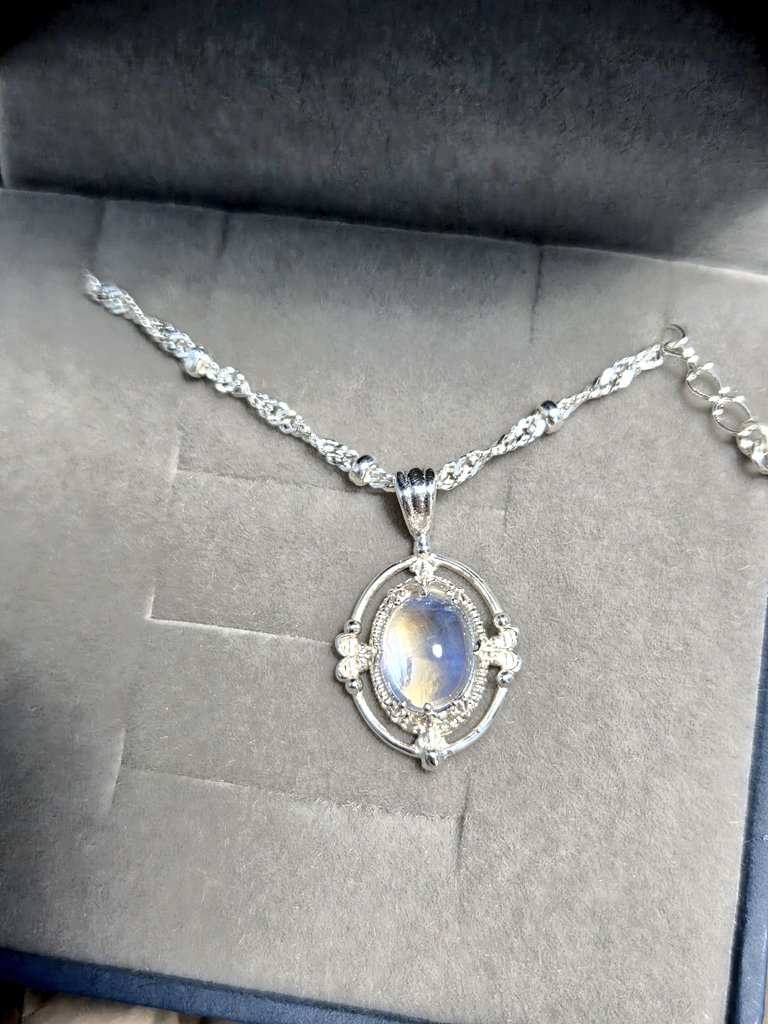 너무 아름다운 목걸이 이벤트에 당첨되었어요....♡ 문스톤의 자태와 반짝거리는 실버 펜던트가 예뻐요! 감사합니다♡♡ <a href="/ObjectTomorrow/">TOMORROWOBJECT</a>