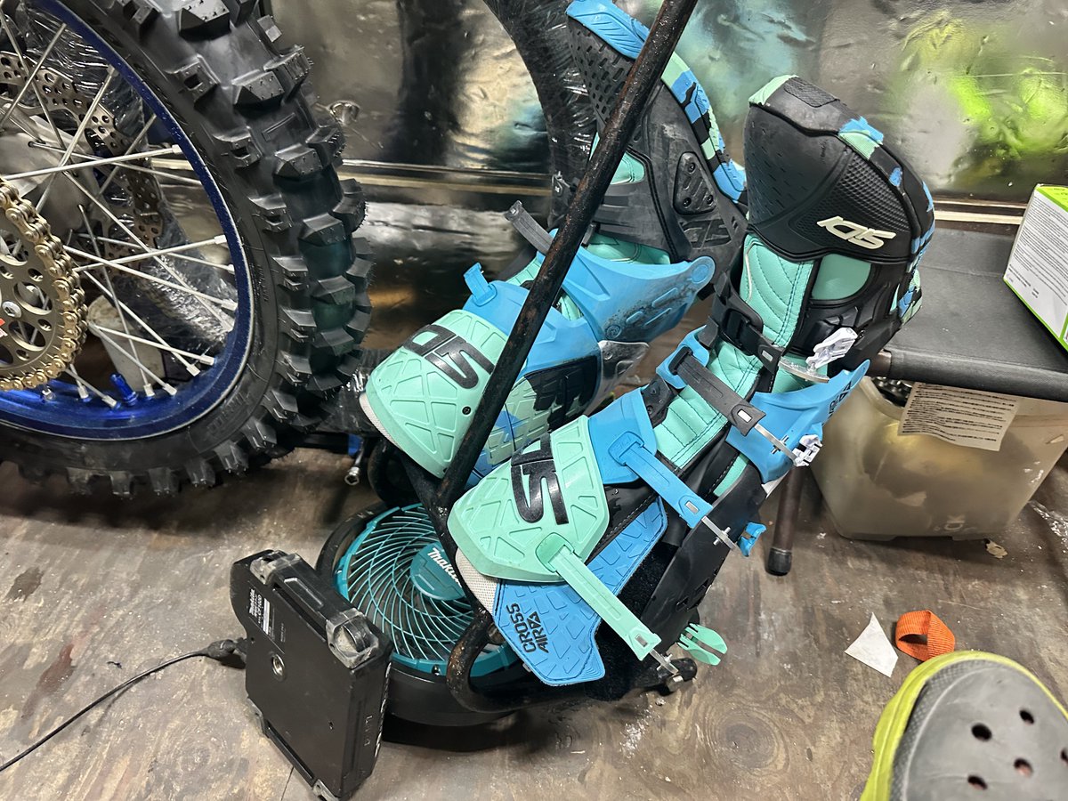 TAKA🍥イナソンでエアウォークしたおじさん tweet media