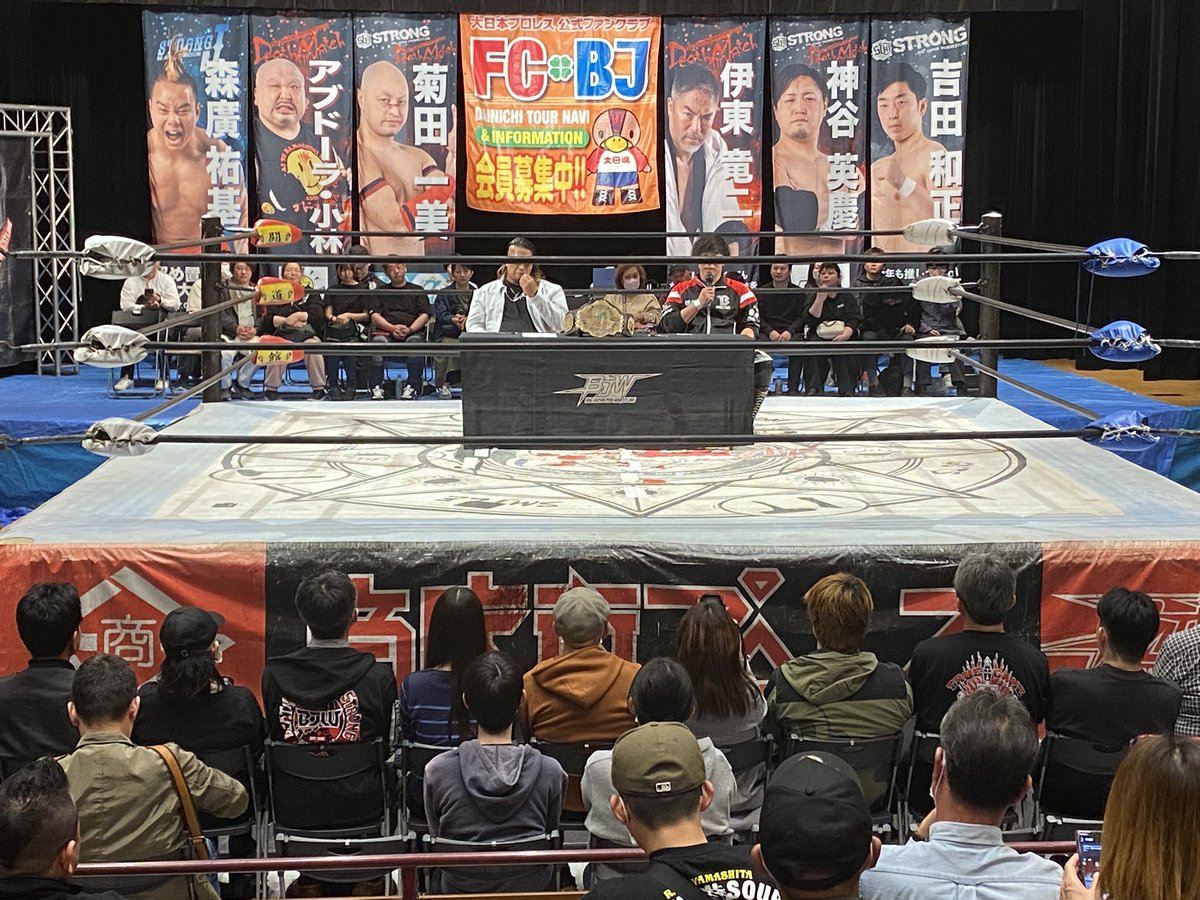 PinguFruits1117's tweet photo. 試合前、4・29横浜武道館大会ストロングヘビーの調印式✍️
#bjw
#landend
#横浜武道館
#ストロングヘビー調印式
#大門寺崇
#吉田和正
#今池ガスホール https://t.co/vBDrLp74C3