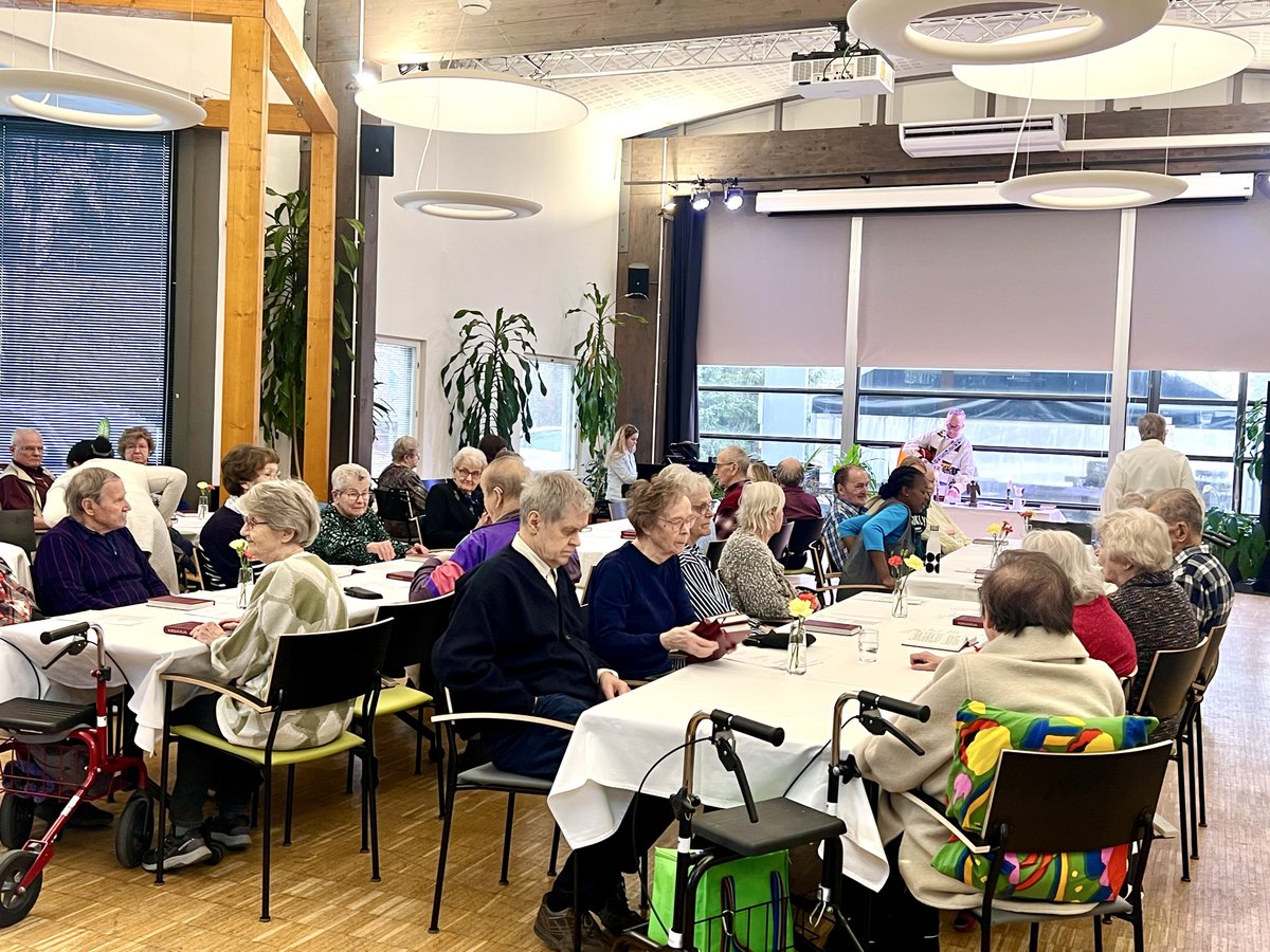 foibekartano's tweet photo. Palmusunnuntain messussa oli runsaasti osallistujia. Foibekartanon ja Rekolan seurakunnan yhteistyössä Foibekartanolla järjestämät messut ovat kovin pidettyjä.
#messu #Foibekartano #Rekolansrk #palmusunnuntai https://t.co/lApYFskVVv