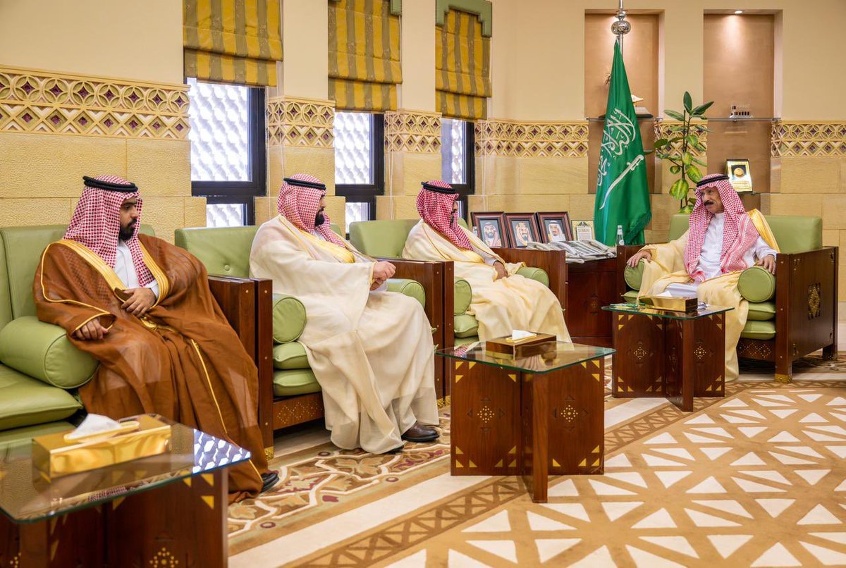 KNews2030_KSA's tweet photo. معالي وكيل إمارة منطقة #الرياض يلتقي مدير عام فرع وزارة النقل والخدمات اللوجستية بالمنطقة

#خبر_الرياض

•التقى معالي وكيل إمارة منطقة الرياض الأستاذ سليمان بن محمد القناص، اليوم في مكتبه بديوان الإمارة، مدير فرع وزارة النقل والخدمات اللوجستية المهندس سعيد بن ثعلي القحطاني، وعددًا من منسوبي الفرع.
•واطلع معاليه على جهود فرع الوزارة بالمنطقة خلال شهر رمضان، والجهود المبذولة لتعزيز العمل بمشروعات الطرق وفق توجيهات سمو أمير المنطقة وسمو نائبه.
