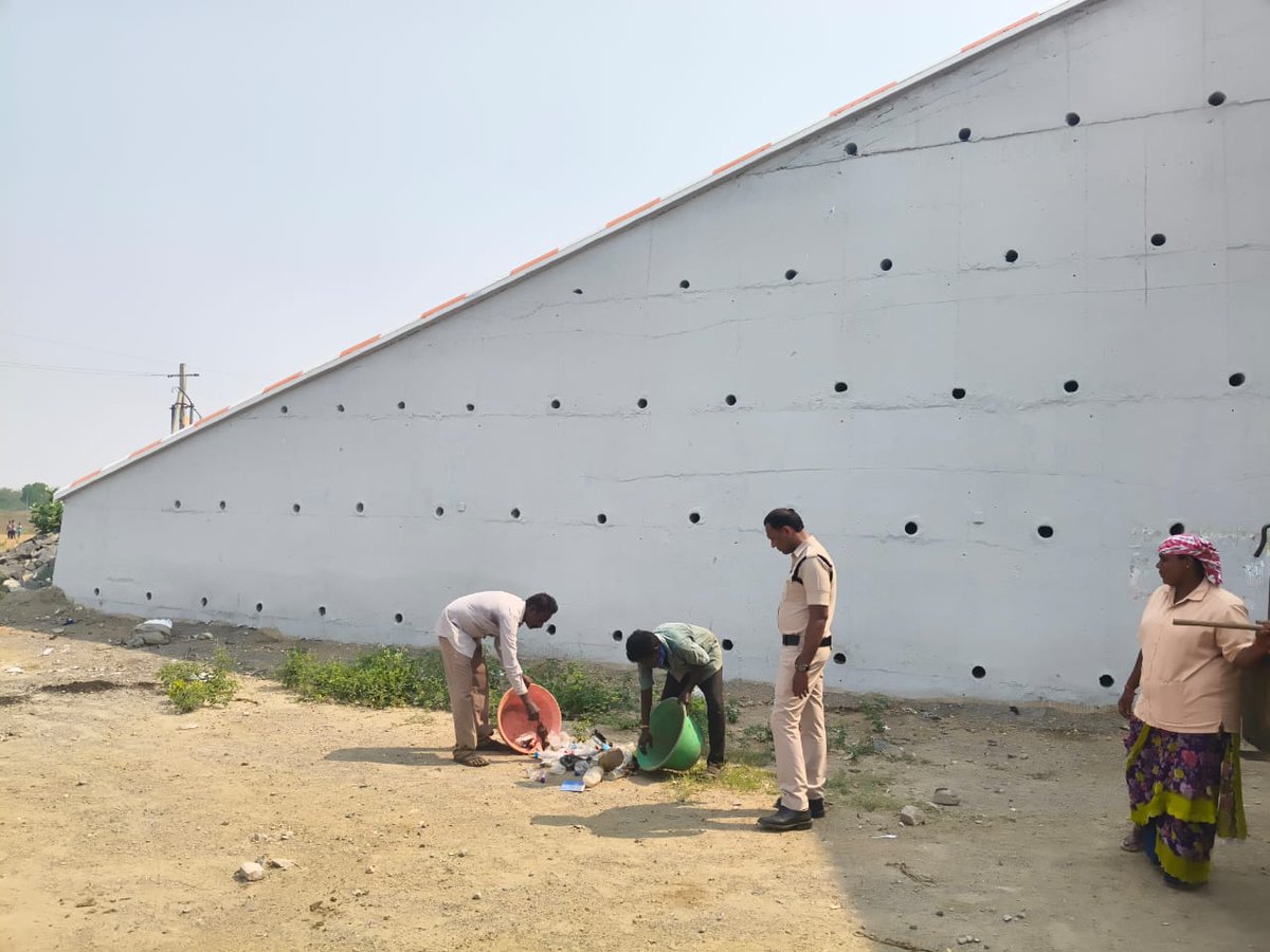 prakasam_police's tweet image. ప్రకాశం &amp;amp; మార్కాపురం జిల్లా పోలీసుల భారీ క్లీన్-అప్ డ్రైవ్  పెర్నమిట్ట, కొండపి, కొమరోలు, పోదిలి ప్రాంతాల్లో బహిరంగ మద్యం సేవన స్థలాల శుభ్రపరిచివేత

#PrakasamPolice #MarkapuramPolice #CleanUpDrive #StopOpenDrinking #PublicSafety