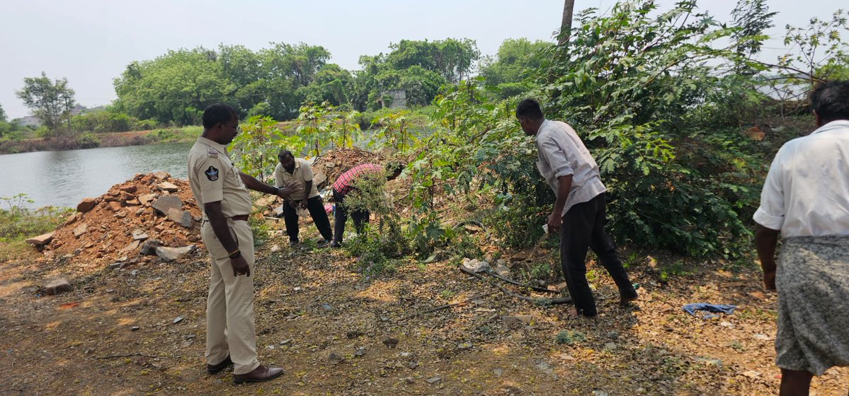 prakasam_police's tweet image. ప్రకాశం &amp;amp; మార్కాపురం జిల్లా పోలీసుల భారీ క్లీన్-అప్ డ్రైవ్  పెర్నమిట్ట, కొండపి, కొమరోలు, పోదిలి ప్రాంతాల్లో బహిరంగ మద్యం సేవన స్థలాల శుభ్రపరిచివేత

#PrakasamPolice #MarkapuramPolice #CleanUpDrive #StopOpenDrinking #PublicSafety