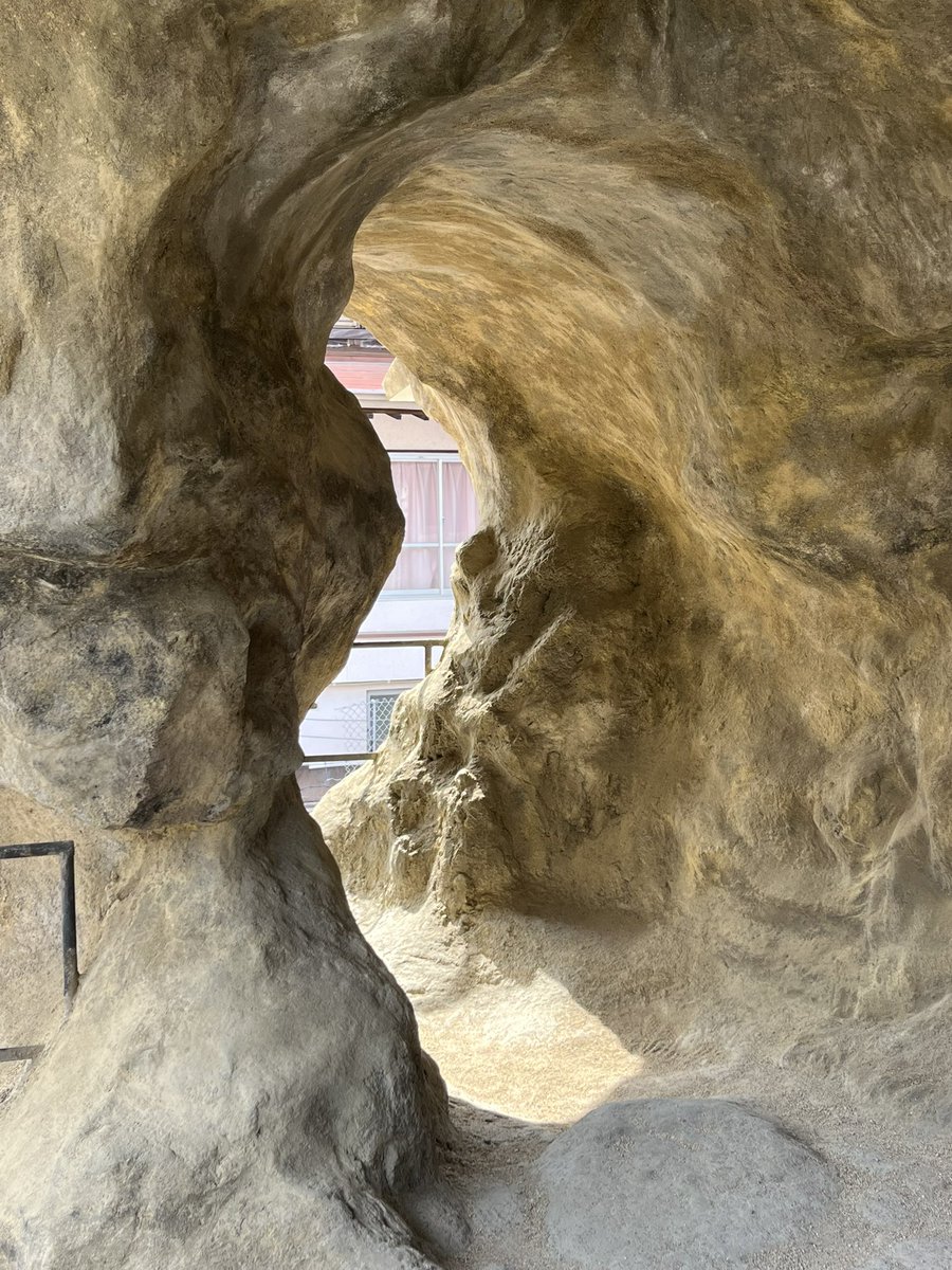 目。外から見たら家だけど、中に入ると洞窟で、そこに体験の連続性がないように感じたのが面白かった。岩のクオリティが凄い。
