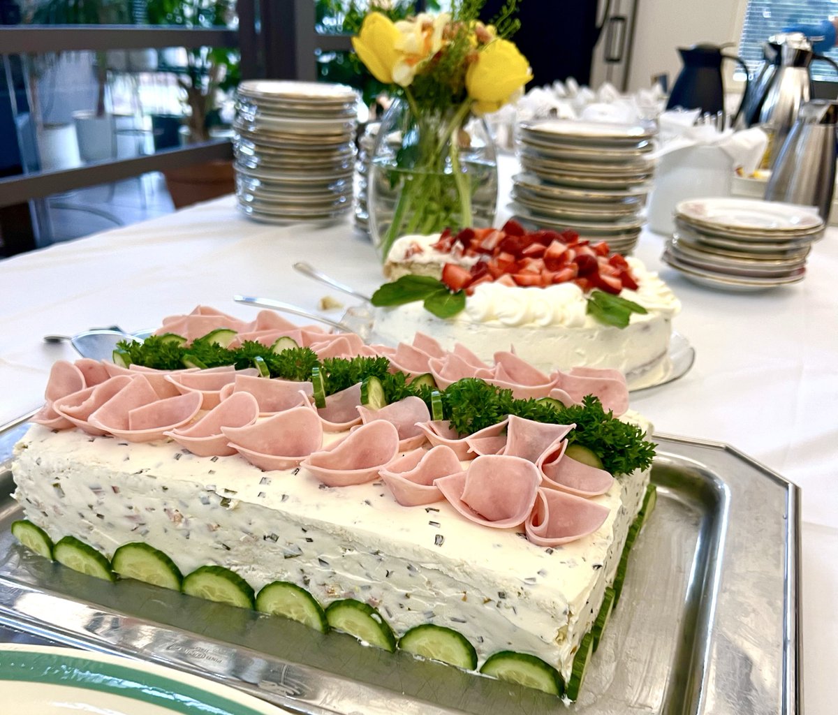 foibekartano's tweet photo. Messun jälkeiset kirkkokahvit ovat myös tärkeät - vaihdetaan ajatuksia messusta, kuulumiset ja tutustutaan toisiimme.
#RavintolaFlyygeli’n leivonnaiset olivat jälleen maukkaita.
#messu #kirkkokahvit #Foibekartano #Rekolansrk #palmusunnuntai https://t.co/KoXJhqb6Yy
