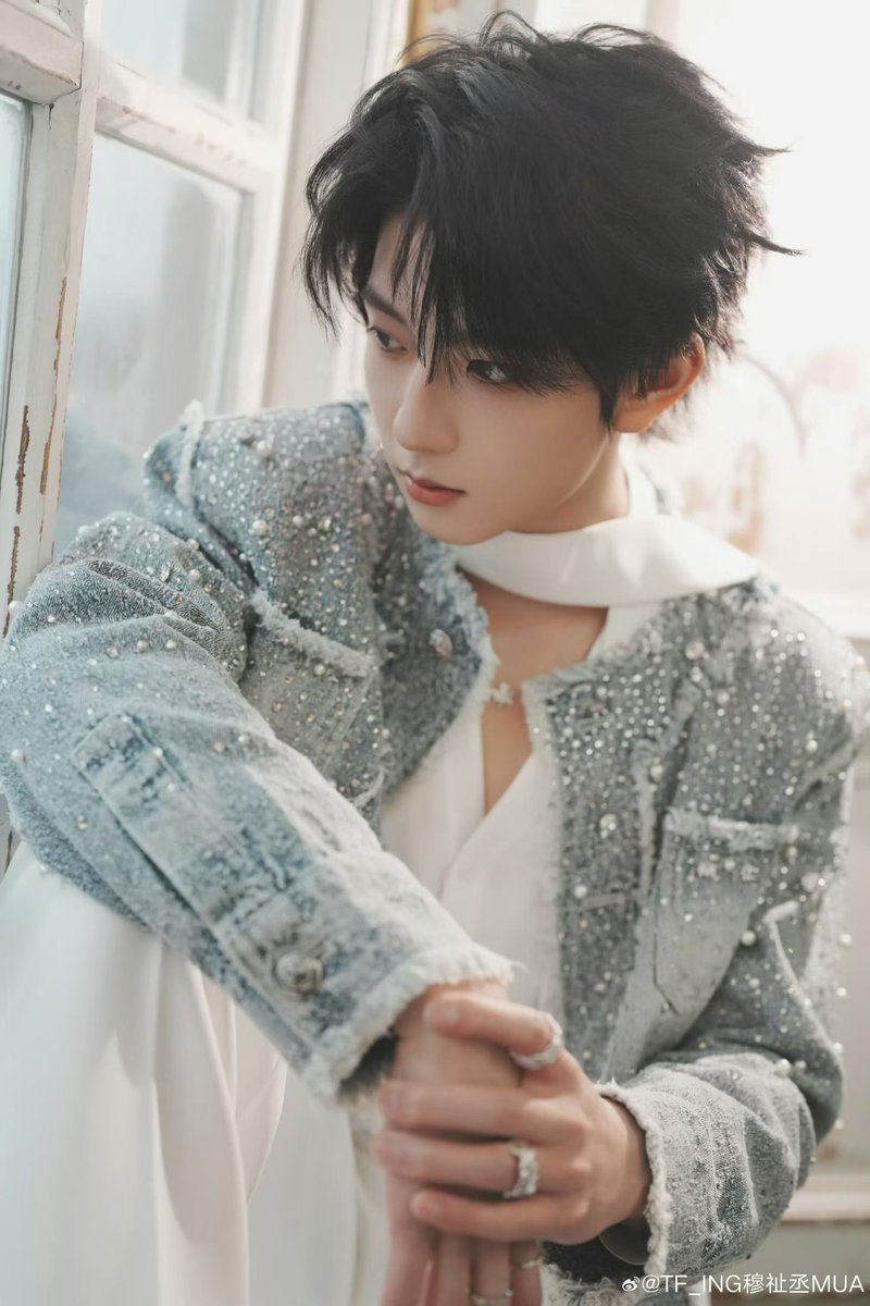 SpksLa24287's tweet photo. 老橹穿香奈鹅太骚包了吧我说 https://t.co/ktlDjhcBG2