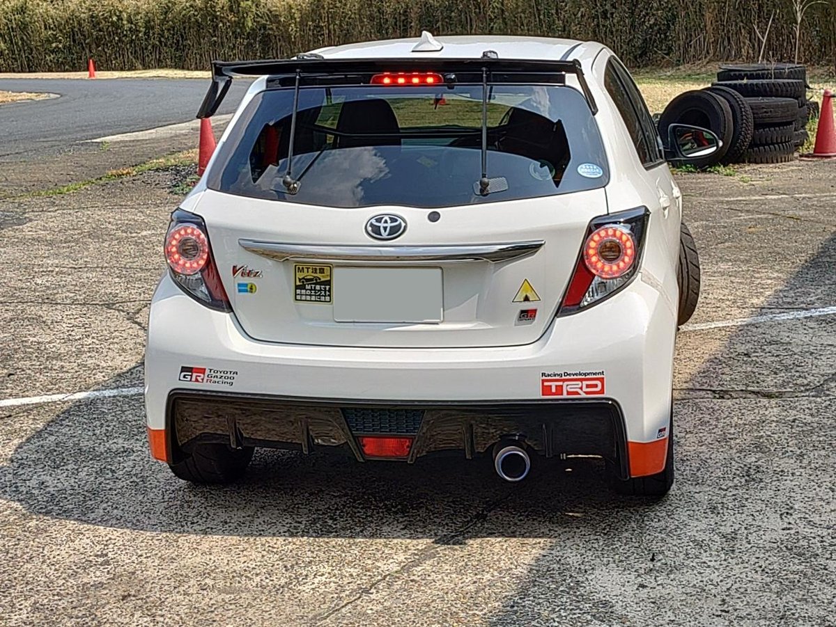 701vitz's tweet photo. レジェンド先輩に誘われ
超久しぶりのサーキット行ってきました！
超疲れた！けど…めちゃくちゃ楽しかった！
レジェンド先輩が90vitz
昔ドリフトしてた大先輩がヤリス
そして見た目だけなら負けない私の130vitz
先輩方48秒台らしいので後少し…か？ https://t.co/Q9zYEuNT8Y