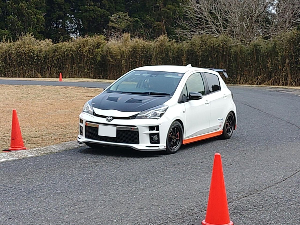 701vitz's tweet photo. レジェンド先輩に誘われ
超久しぶりのサーキット行ってきました！
超疲れた！けど…めちゃくちゃ楽しかった！
レジェンド先輩が90vitz
昔ドリフトしてた大先輩がヤリス
そして見た目だけなら負けない私の130vitz
先輩方48秒台らしいので後少し…か？ https://t.co/Q9zYEuNT8Y