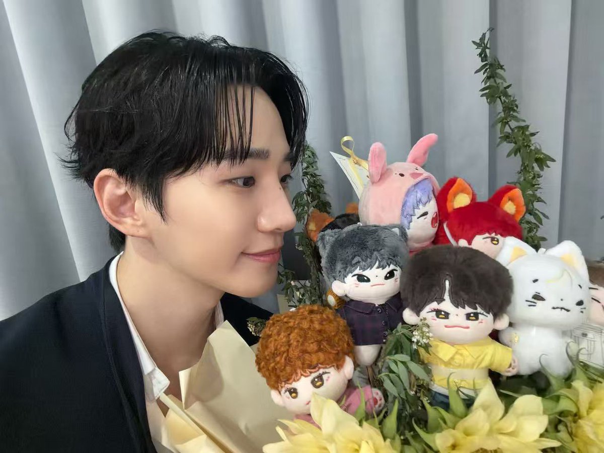 Lee Junho Weibo update: 
“谢谢你们一直在我身边💛”
“Thank you for always staying by my side 💛”

Congrats on mounting a highly successful first fanmeeting in Shanghai. 🥰🥰🥰

#이준호 #LEEJUNHO 
#LEEJUNHOFANMEETINGINSHANGHAI