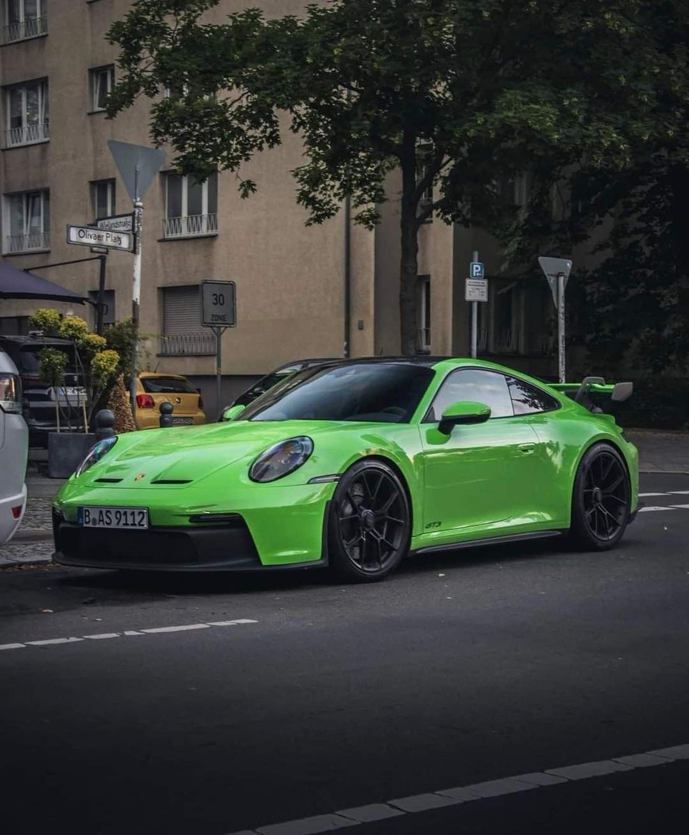 That Acid Green logic. The rest of the world stops at 30, but this thing starts its main act only after 7000 RPM. A complete and beautiful paradox. 💚