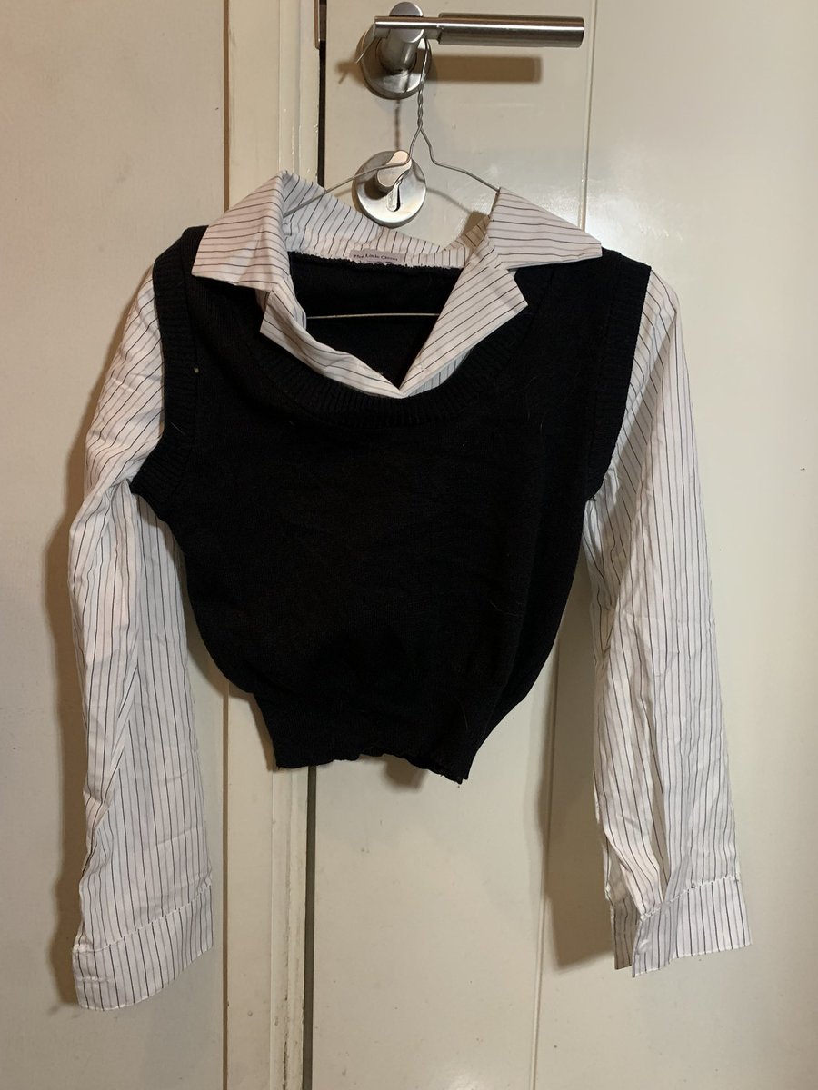 jenocartz's tweet photo. 1. knit its ninette stripe 25k
2. blouse hitam putih crop 25k
3. batik biru 25k https://t.co/L6KRbY6I1c