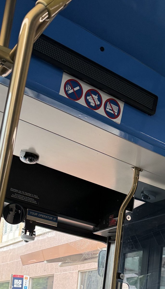 RexSpectacrati1's tweet photo. 以前はこういう注意書きなかったんだけど、車内がストリートのポイ捨てみたいな状況みたくなって秩序が乱れていったためか、ダラスと近郊の公共交通機関は大体このマークついてるよ。 https://t.co/lrQgB2fQuw