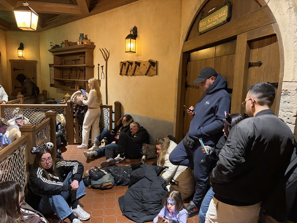 CafeFantasia's tweet image. Meanwhile, in the queue for Frozen Ever After, the ride is experiencing technical difficulties. A lot of guests are sat on the floor. It's eerily quiet. 👻😬

#WorldofFrozen #DisneyAdventureWorld #DisneylandParis