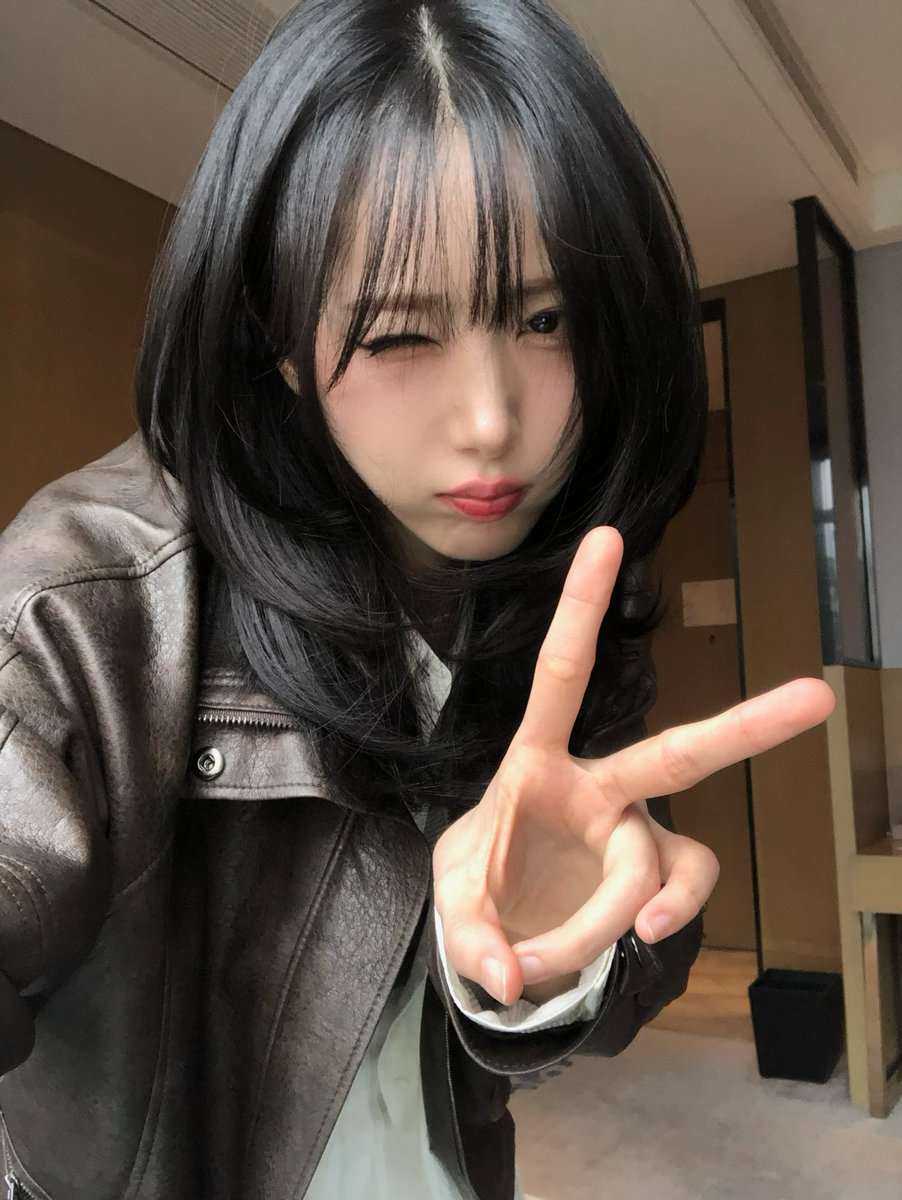 하..... 나 진 짜 너무 어이업지만서도 신비언니 너무 예뻐서 갑자기 다 용서댐 참나!!!!! 바로 벗어던진다 해놓고 호텔가서 이쁜짓 하며 혼자 사진 갈긴거 진짜 도둑묘행동
