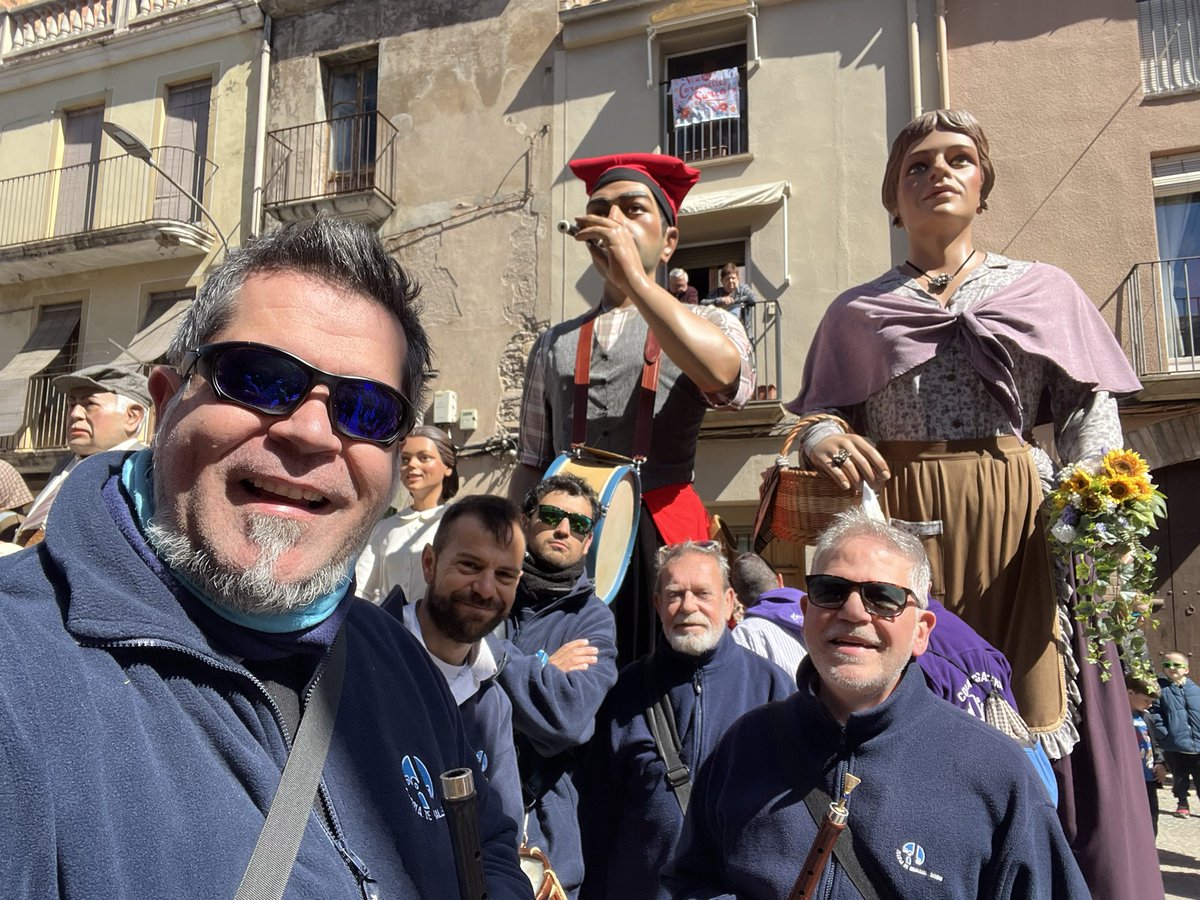 dinapontus's tweet photo. Avui som a Súria acompanyant als amics dels Gegants de Castellbisbal , sempre és un plaer veure com ballen! 😍 #gralla #gegants #timbal #tradició #dinapontus25 #dinapontusenruta https://t.co/SDn9n1k4Sa
