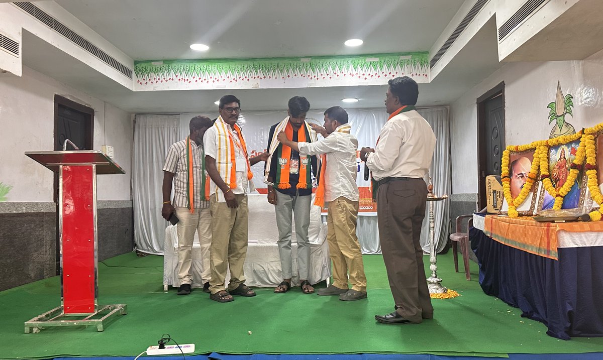 venkyabvp's tweet photo. ఈరోజు  పశ్చిమ నియోజకవర్గం లో జరుగుతున్నటువంటి పండిట్ దీనదయాళ్ ఉపాధ్యాయ ప్రశిక్షణ తరగతుల్లో పాల్గొనడం జరిగింది... https://t.co/4WRWeSgHNS