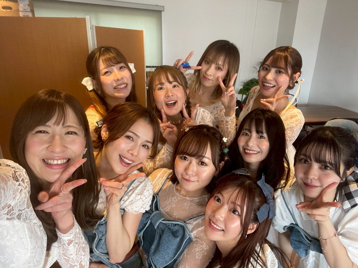 okuboree's tweet photo. 本当に同窓会のような懐かしい出演者さんと顔を合わせてエモかったぁぁあ🥲🤍

ショウガールズさんのライブも気持ちもとても伝わってきてうるうるの1日😭🩷
呼んでくれた #ショウガールズ さん
ありがとうございました✨
そしてまりさんお疲れ様でした🥲ラストまでふぁいとすう✨大好きす！！！♡ https://t.co/fWGNS1hheg