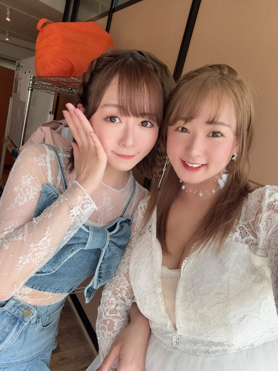 okuboree's tweet photo. 本当に同窓会のような懐かしい出演者さんと顔を合わせてエモかったぁぁあ🥲🤍

ショウガールズさんのライブも気持ちもとても伝わってきてうるうるの1日😭🩷
呼んでくれた #ショウガールズ さん
ありがとうございました✨
そしてまりさんお疲れ様でした🥲ラストまでふぁいとすう✨大好きす！！！♡ https://t.co/fWGNS1hheg