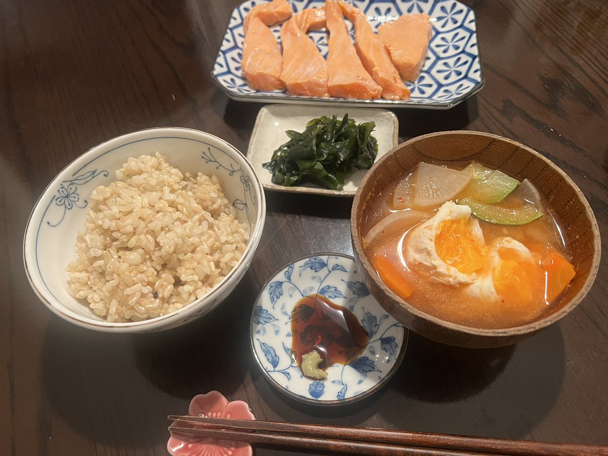 moon_wellbeing's tweet photo. 昨日の夜ごはん
玄米+もち麦(プチプチした食感で美味しい)
Costcoのサーモンのお刺身(表面をバーナーで炙ったもの).
キムチ入りお味噌汁
わかめの酢の物

よーく噛んで満腹感もアップ。

#四毒抜き
#海外生活
#体質改善 https://t.co/9ESVFxp8tq