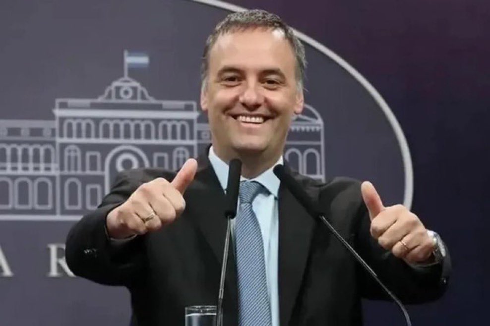 Adorni no fue instruído en la escuela de la corrupción de la alta función pública. No le enseñaron cómo dejar pocas o ninguna marca una vez perpetrado el delito. Tampoco le enseñaron, o no le interesó aprender, cómo no mostrar en público los frutos del crimen. Para embarrarla