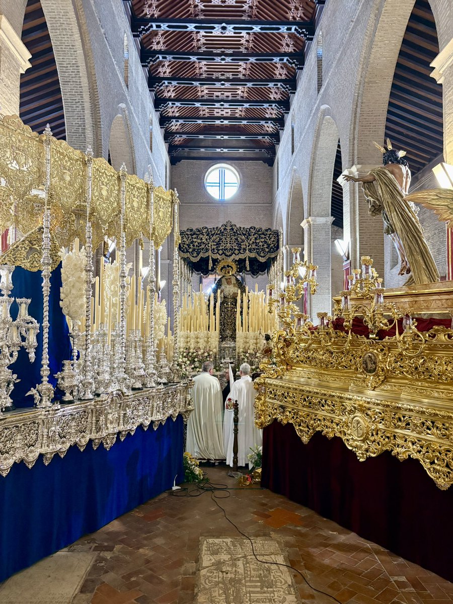 ResurreccionSev's tweet photo. La @HdadHiniesta ya realiza su estación de penitencia después de salir de la Iglesia de Santa Marina. Tras la primera levantá del paso de palio sonó “Aurora de Santa Marina” y al volverse a nuestros Titulares se dedicó una levantá a nuestra Hermandad. https://t.co/hVsvNy0O1w